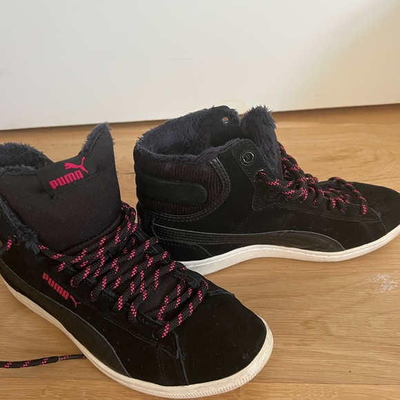 Puma women’s size 7 black suede fuzzy inside - Picture 2 of 4